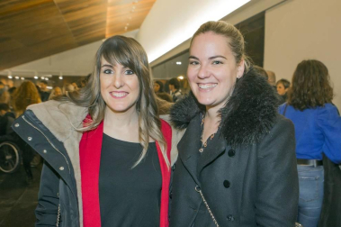 Dos años después de su última actuación en el auditorio pamplonés la cantante cordobesa de flamenco/pop India Martínez colgó el cartel de 'No hay entradas' en el concierto donde presentó las canciones de su séptimo álbum 'Te cuento un secreto'. La cantante aseguró que en Pamplona siempre le tratan bien: “Me jalean y cantan conmigo”.