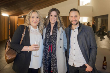 Dos años después de su última actuación en el auditorio pamplonés la cantante cordobesa de flamenco/pop India Martínez colgó el cartel de 'No hay entradas' en el concierto donde presentó las canciones de su séptimo álbum 'Te cuento un secreto'. La cantante aseguró que en Pamplona siempre le tratan bien: “Me jalean y cantan conmigo”.
