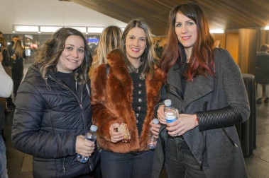 Dos años después de su última actuación en el auditorio pamplonés la cantante cordobesa de flamenco/pop India Martínez colgó el cartel de 'No hay entradas' en el concierto donde presentó las canciones de su séptimo álbum 'Te cuento un secreto'. La cantante aseguró que en Pamplona siempre le tratan bien: “Me jalean y cantan conmigo”.
