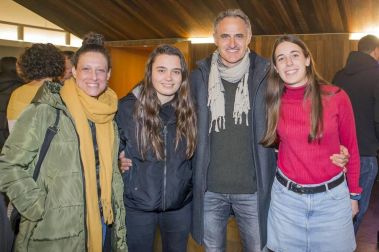 Dos años después de su última actuación en el auditorio pamplonés la cantante cordobesa de flamenco/pop India Martínez colgó el cartel de 'No hay entradas' en el concierto donde presentó las canciones de su séptimo álbum 'Te cuento un secreto'. La cantante aseguró que en Pamplona siempre le tratan bien: “Me jalean y cantan conmigo”.