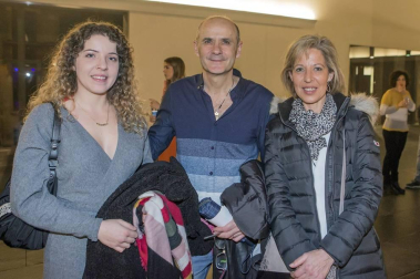 Dos años después de su última actuación en el auditorio pamplonés la cantante cordobesa de flamenco/pop India Martínez colgó el cartel de 'No hay entradas' en el concierto donde presentó las canciones de su séptimo álbum 'Te cuento un secreto'. La cantante aseguró que en Pamplona siempre le tratan bien: “Me jalean y cantan conmigo”.