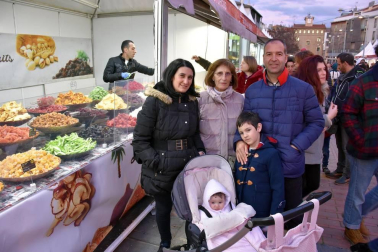 La capital ribera volvió a llenar su céntrico Paseo del Queiles el pasado fin de semana con una muestra de los mejores productos gastronómicos nacionales. Productores artesanos venidos de todas partes de España hicieron las delicias de los visitantes con manjares como quesos, embutidos, conservas, bacalao, repostería o golosinas, entre otros.