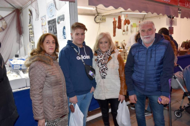 La capital ribera volvió a llenar su céntrico Paseo del Queiles el pasado fin de semana con una muestra de los mejores productos gastronómicos nacionales. Productores artesanos venidos de todas partes de España hicieron las delicias de los visitantes con manjares como quesos, embutidos, conservas, bacalao, repostería o golosinas, entre otros.