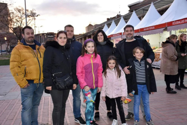 La capital ribera volvió a llenar su céntrico Paseo del Queiles el pasado fin de semana con una muestra de los mejores productos gastronómicos nacionales. Productores artesanos venidos de todas partes de España hicieron las delicias de los visitantes con manjares como quesos, embutidos, conservas, bacalao, repostería o golosinas, entre otros.