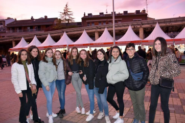 La capital ribera volvió a llenar su céntrico Paseo del Queiles el pasado fin de semana con una muestra de los mejores productos gastronómicos nacionales. Productores artesanos venidos de todas partes de España hicieron las delicias de los visitantes con manjares como quesos, embutidos, conservas, bacalao, repostería o golosinas, entre otros.