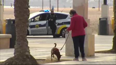 La Policía desaloja de playas y paseos marítimos de toda España a cientos de personas