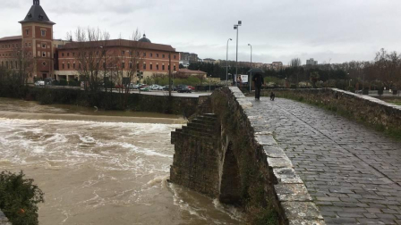 Las intensas lluvias han aumentado el cauce del río Arga a su paso por Pamplona.
