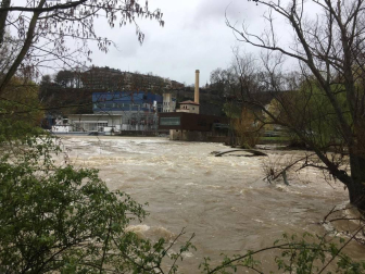 Las intensas lluvias han aumentado el cauce del río Arga a su paso por Pamplona.