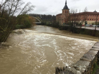 Las intensas lluvias han aumentado el cauce del río Arga a su paso por Pamplona.