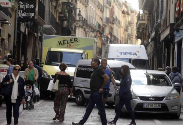 Imágenes de los problemas que genera la carga y descarga en el Casco Viejo de Pamplona.