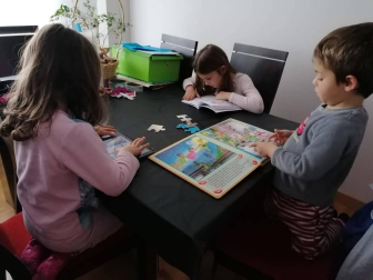 Un improvisado colegio en cada casa