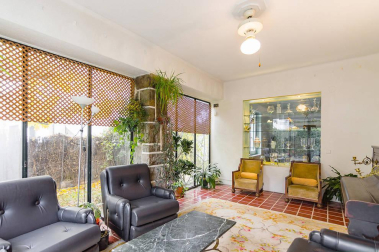 Una bonita casa con un jardín lleno de vida donde se unen tranquilidad y comodidad en el centro de Pamplona. Una casa única para entrar a vivir, estilo de construcción tradicional vasco, en 3 plantas con un estupendo jardín y garaje en la propiedad.