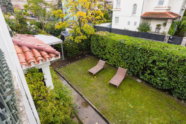 Una bonita casa con un jardín lleno de vida donde se unen tranquilidad y comodidad en el centro de Pamplona. Una casa única para entrar a vivir, estilo de construcción tradicional vasco, en 3 plantas con un estupendo jardín y garaje en la propiedad.