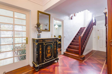 Una bonita casa con un jardín lleno de vida donde se unen tranquilidad y comodidad en el centro de Pamplona. Una casa única para entrar a vivir, estilo de construcción tradicional vasco, en 3 plantas con un estupendo jardín y garaje en la propiedad.