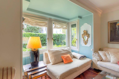 Una bonita casa con un jardín lleno de vida donde se unen tranquilidad y comodidad en el centro de Pamplona. Una casa única para entrar a vivir, estilo de construcción tradicional vasco, en 3 plantas con un estupendo jardín y garaje en la propiedad.