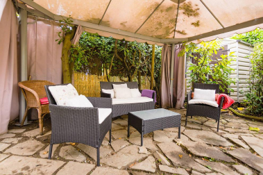 Una bonita casa con un jardín lleno de vida donde se unen tranquilidad y comodidad en el centro de Pamplona. Una casa única para entrar a vivir, estilo de construcción tradicional vasco, en 3 plantas con un estupendo jardín y garaje en la propiedad.