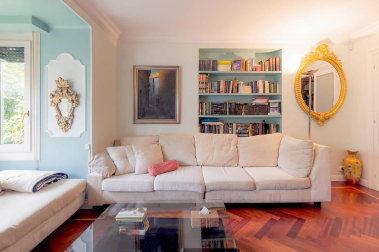 Una bonita casa con un jardín lleno de vida donde se unen tranquilidad y comodidad en el centro de Pamplona. Una casa única para entrar a vivir, estilo de construcción tradicional vasco, en 3 plantas con un estupendo jardín y garaje en la propiedad.