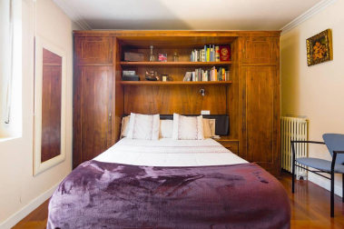 Una bonita casa con un jardín lleno de vida donde se unen tranquilidad y comodidad en el centro de Pamplona. Una casa única para entrar a vivir, estilo de construcción tradicional vasco, en 3 plantas con un estupendo jardín y garaje en la propiedad.