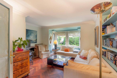 Una bonita casa con un jardín lleno de vida donde se unen tranquilidad y comodidad en el centro de Pamplona. Una casa única para entrar a vivir, estilo de construcción tradicional vasco, en 3 plantas con un estupendo jardín y garaje en la propiedad.