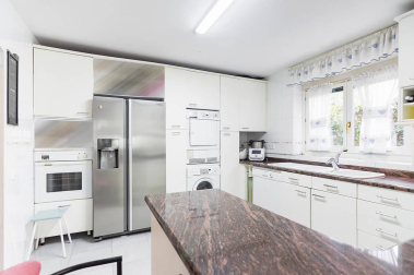 Una bonita casa con un jardín lleno de vida donde se unen tranquilidad y comodidad en el centro de Pamplona. Una casa única para entrar a vivir, estilo de construcción tradicional vasco, en 3 plantas con un estupendo jardín y garaje en la propiedad.