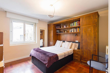 Una bonita casa con un jardín lleno de vida donde se unen tranquilidad y comodidad en el centro de Pamplona. Una casa única para entrar a vivir, estilo de construcción tradicional vasco, en 3 plantas con un estupendo jardín y garaje en la propiedad.