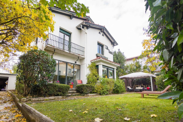 Una bonita casa con un jardín lleno de vida donde se unen tranquilidad y comodidad en el centro de Pamplona. Una casa única para entrar a vivir, estilo de construcción tradicional vasco, en 3 plantas con un estupendo jardín y garaje en la propiedad.