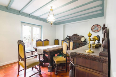 Una bonita casa con un jardín lleno de vida donde se unen tranquilidad y comodidad en el centro de Pamplona. Una casa única para entrar a vivir, estilo de construcción tradicional vasco, en 3 plantas con un estupendo jardín y garaje en la propiedad.