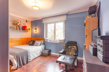 Una bonita casa con un jardín lleno de vida donde se unen tranquilidad y comodidad en el centro de Pamplona. Una casa única para entrar a vivir, estilo de construcción tradicional vasco, en 3 plantas con un estupendo jardín y garaje en la propiedad.