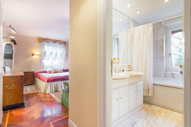 Una bonita casa con un jardín lleno de vida donde se unen tranquilidad y comodidad en el centro de Pamplona. Una casa única para entrar a vivir, estilo de construcción tradicional vasco, en 3 plantas con un estupendo jardín y garaje en la propiedad.