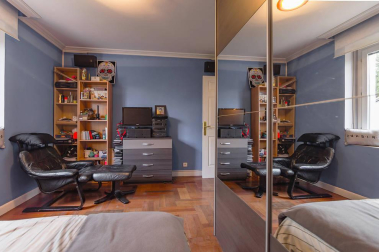 Una bonita casa con un jardín lleno de vida donde se unen tranquilidad y comodidad en el centro de Pamplona. Una casa única para entrar a vivir, estilo de construcción tradicional vasco, en 3 plantas con un estupendo jardín y garaje en la propiedad.