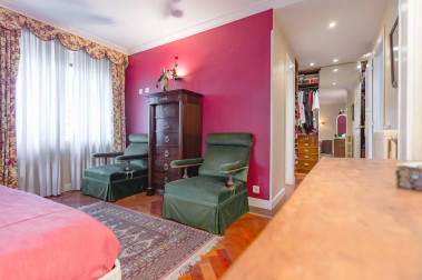 Una bonita casa con un jardín lleno de vida donde se unen tranquilidad y comodidad en el centro de Pamplona. Una casa única para entrar a vivir, estilo de construcción tradicional vasco, en 3 plantas con un estupendo jardín y garaje en la propiedad.