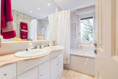 Una bonita casa con un jardín lleno de vida donde se unen tranquilidad y comodidad en el centro de Pamplona. Una casa única para entrar a vivir, estilo de construcción tradicional vasco, en 3 plantas con un estupendo jardín y garaje en la propiedad.