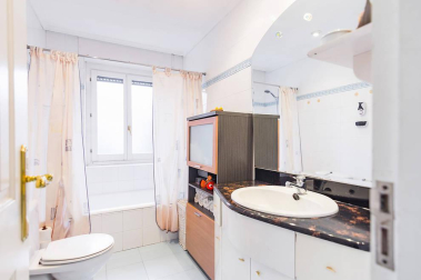 Una bonita casa con un jardín lleno de vida donde se unen tranquilidad y comodidad en el centro de Pamplona. Una casa única para entrar a vivir, estilo de construcción tradicional vasco, en 3 plantas con un estupendo jardín y garaje en la propiedad.