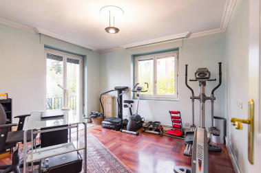 Una bonita casa con un jardín lleno de vida donde se unen tranquilidad y comodidad en el centro de Pamplona. Una casa única para entrar a vivir, estilo de construcción tradicional vasco, en 3 plantas con un estupendo jardín y garaje en la propiedad.