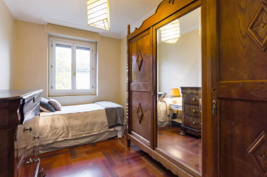 Una bonita casa con un jardín lleno de vida donde se unen tranquilidad y comodidad en el centro de Pamplona. Una casa única para entrar a vivir, estilo de construcción tradicional vasco, en 3 plantas con un estupendo jardín y garaje en la propiedad.