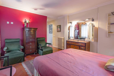 Una bonita casa con un jardín lleno de vida donde se unen tranquilidad y comodidad en el centro de Pamplona. Una casa única para entrar a vivir, estilo de construcción tradicional vasco, en 3 plantas con un estupendo jardín y garaje en la propiedad.