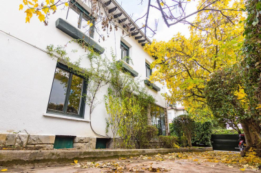 Una bonita casa con un jardín lleno de vida donde se unen tranquilidad y comodidad en el centro de Pamplona. Una casa única para entrar a vivir, estilo de construcción tradicional vasco, en 3 plantas con un estupendo jardín y garaje en la propiedad.