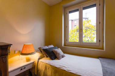 Una bonita casa con un jardín lleno de vida donde se unen tranquilidad y comodidad en el centro de Pamplona. Una casa única para entrar a vivir, estilo de construcción tradicional vasco, en 3 plantas con un estupendo jardín y garaje en la propiedad.