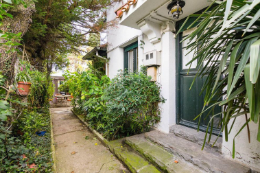 Una bonita casa con un jardín lleno de vida donde se unen tranquilidad y comodidad en el centro de Pamplona. Una casa única para entrar a vivir, estilo de construcción tradicional vasco, en 3 plantas con un estupendo jardín y garaje en la propiedad.
