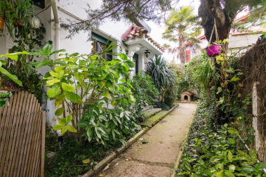 Una bonita casa con un jardín lleno de vida donde se unen tranquilidad y comodidad en el centro de Pamplona. Una casa única para entrar a vivir, estilo de construcción tradicional vasco, en 3 plantas con un estupendo jardín y garaje en la propiedad.