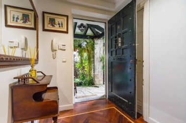 Una bonita casa con un jardín lleno de vida donde se unen tranquilidad y comodidad en el centro de Pamplona. Una casa única para entrar a vivir, estilo de construcción tradicional vasco, en 3 plantas con un estupendo jardín y garaje en la propiedad.