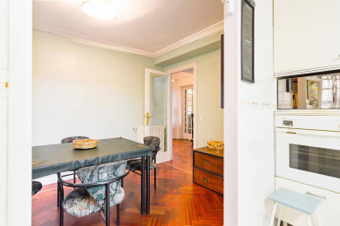 Una bonita casa con un jardín lleno de vida donde se unen tranquilidad y comodidad en el centro de Pamplona. Una casa única para entrar a vivir, estilo de construcción tradicional vasco, en 3 plantas con un estupendo jardín y garaje en la propiedad.