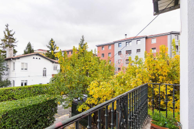 Una bonita casa con un jardín lleno de vida donde se unen tranquilidad y comodidad en el centro de Pamplona. Una casa única para entrar a vivir, estilo de construcción tradicional vasco, en 3 plantas con un estupendo jardín y garaje en la propiedad.