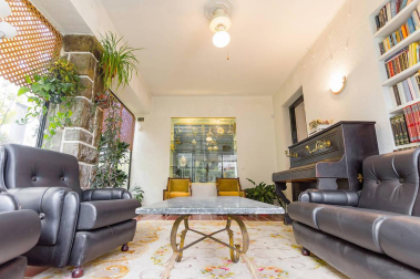 Una bonita casa con un jardín lleno de vida donde se unen tranquilidad y comodidad en el centro de Pamplona. Una casa única para entrar a vivir, estilo de construcción tradicional vasco, en 3 plantas con un estupendo jardín y garaje en la propiedad.