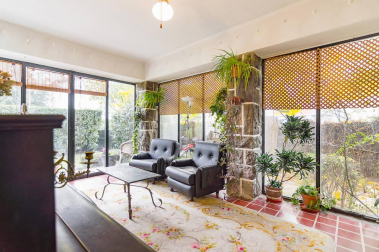 Una bonita casa con un jardín lleno de vida donde se unen tranquilidad y comodidad en el centro de Pamplona. Una casa única para entrar a vivir, estilo de construcción tradicional vasco, en 3 plantas con un estupendo jardín y garaje en la propiedad.