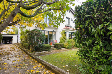 Una bonita casa con un jardín lleno de vida donde se unen tranquilidad y comodidad en el centro de Pamplona. Una casa única para entrar a vivir, estilo de construcción tradicional vasco, en 3 plantas con un estupendo jardín y garaje en la propiedad.