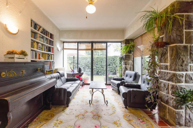 Una bonita casa con un jardín lleno de vida donde se unen tranquilidad y comodidad en el centro de Pamplona. Una casa única para entrar a vivir, estilo de construcción tradicional vasco, en 3 plantas con un estupendo jardín y garaje en la propiedad.