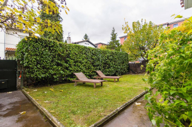 Una bonita casa con un jardín lleno de vida donde se unen tranquilidad y comodidad en el centro de Pamplona. Una casa única para entrar a vivir, estilo de construcción tradicional vasco, en 3 plantas con un estupendo jardín y garaje en la propiedad.