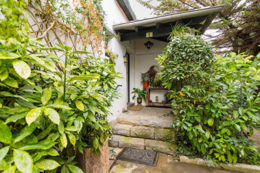 Una bonita casa con un jardín lleno de vida donde se unen tranquilidad y comodidad en el centro de Pamplona. Una casa única para entrar a vivir, estilo de construcción tradicional vasco, en 3 plantas con un estupendo jardín y garaje en la propiedad.
