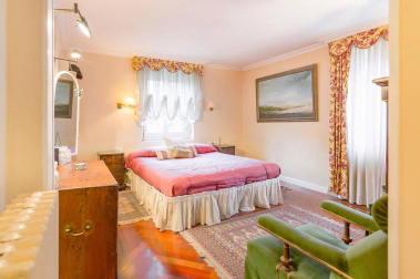 Una bonita casa con un jardín lleno de vida donde se unen tranquilidad y comodidad en el centro de Pamplona. Una casa única para entrar a vivir, estilo de construcción tradicional vasco, en 3 plantas con un estupendo jardín y garaje en la propiedad.